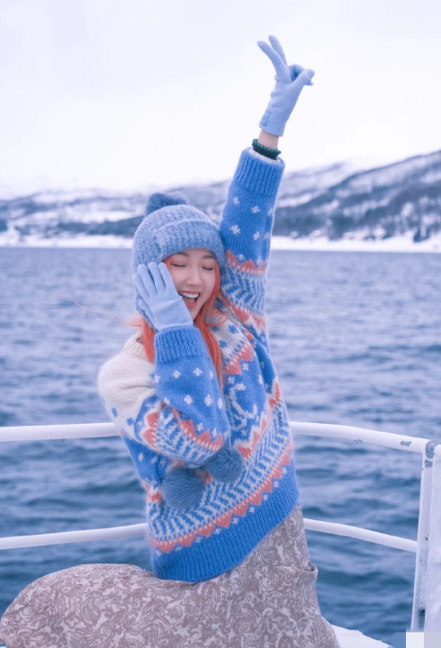 毛晓彤一头红发直接闪现在挪威看她前段时间也在晒挪威的北极光，那天正巧是她生日