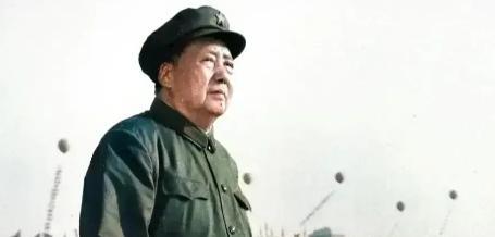 1949年，毛主席正要下令，让解放军渡过长江，解放南京，斯大林却发来一封电报：要