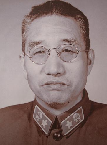 徐向前是一位悲天悯人怜贫惜弱的元帅。他早年在家乡一家店铺站柜台，老板让他去讨债。