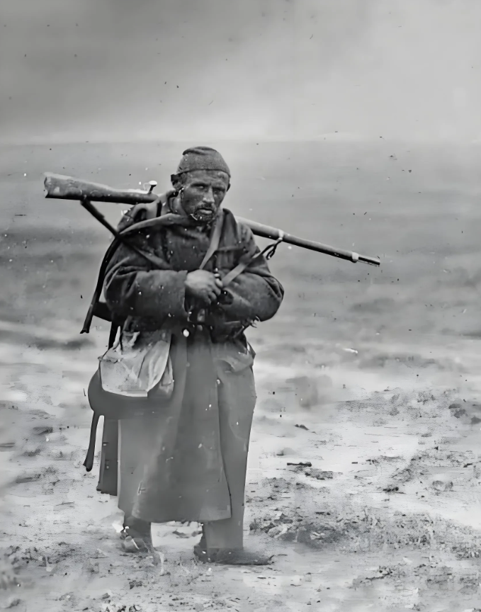 1913年，巴尔干战争结束后返回家乡的奥斯曼帝国士兵，看他狼狈不堪、萎靡不振的精