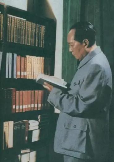 1973年毛泽东接见基辛格，基辛格问苏联要是打中国怎么办？毛主席不慌不忙，伸出了