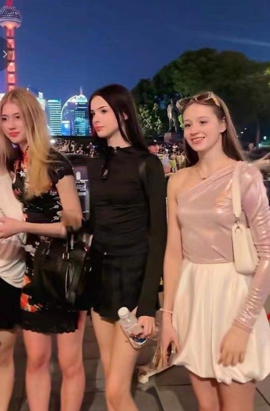 中俄免签后有意思的事来了不是俄罗斯人扎堆抢肉串打包，也不是黑河早市到处都是人，