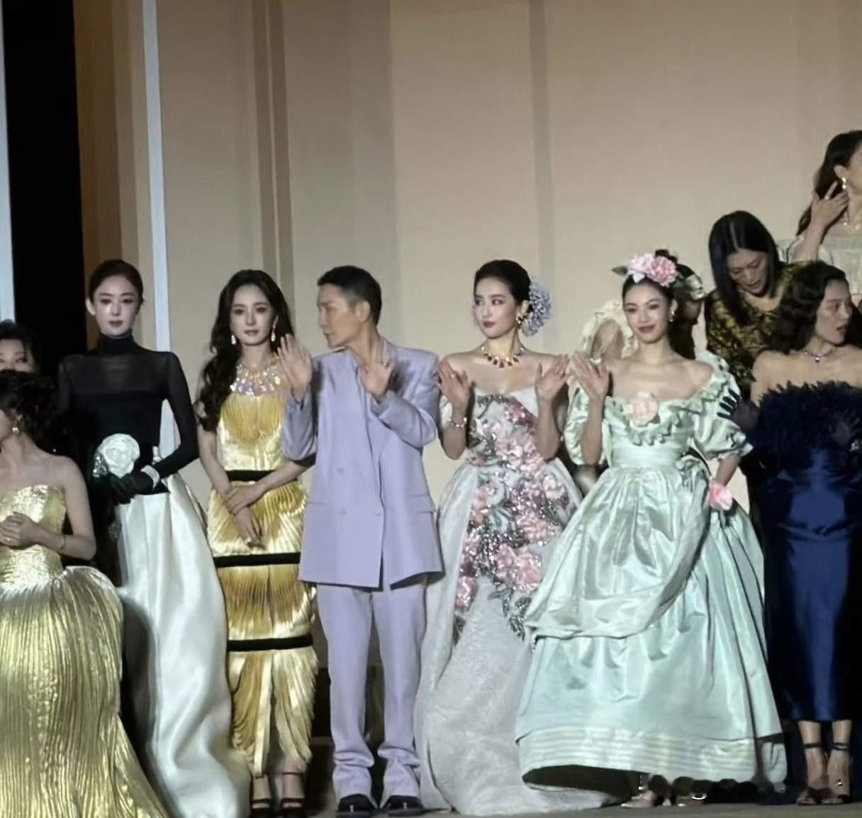 钟楚曦真的不清楚自己该现在哪里？也许是根本没有想太多，根本不是为了抢C位，毕竟这