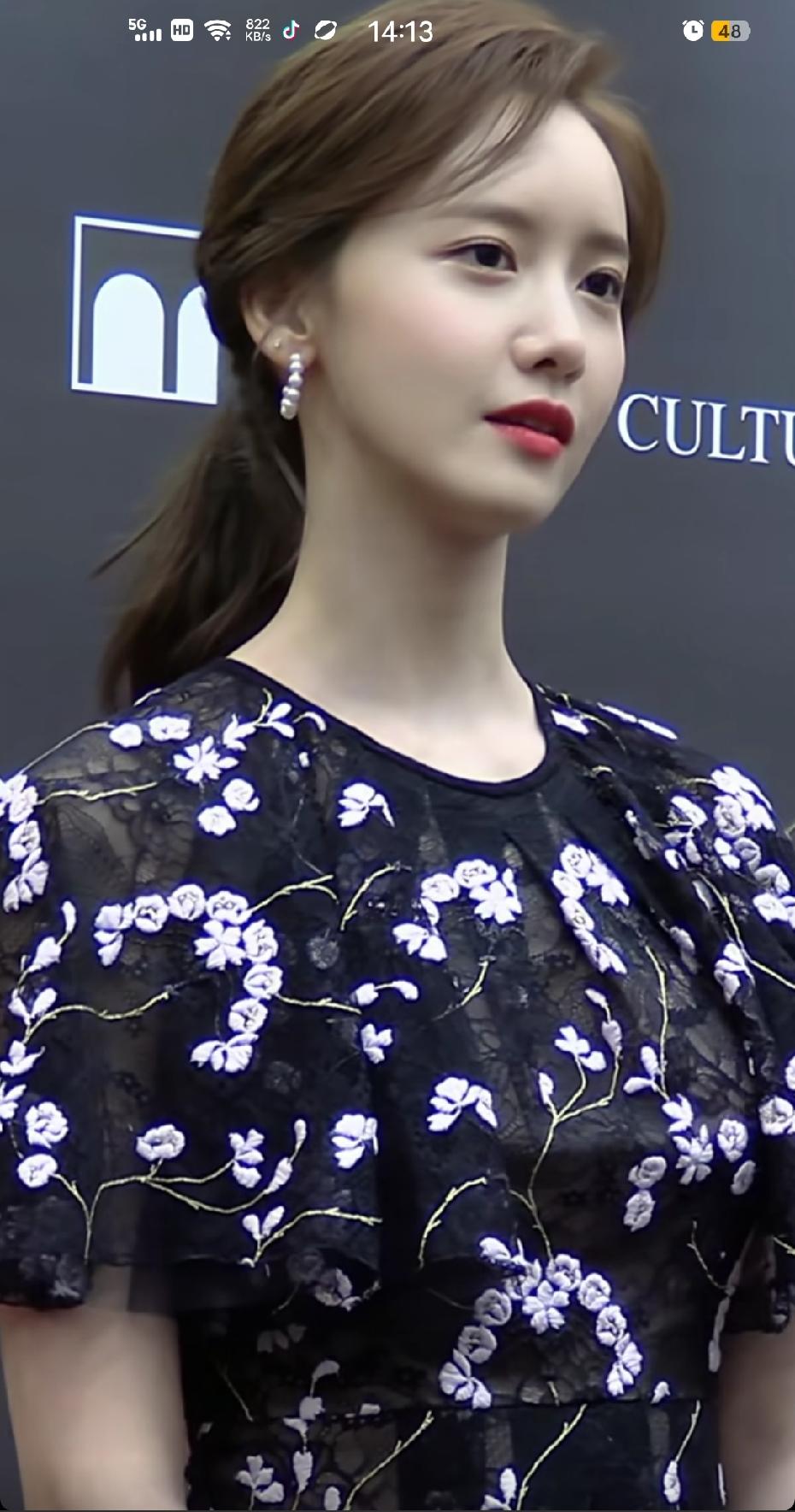 依旧大学女生感觉！这清纯劲无敌了！她的脸型真的好流畅，初代甜妹。清纯的长相和气质