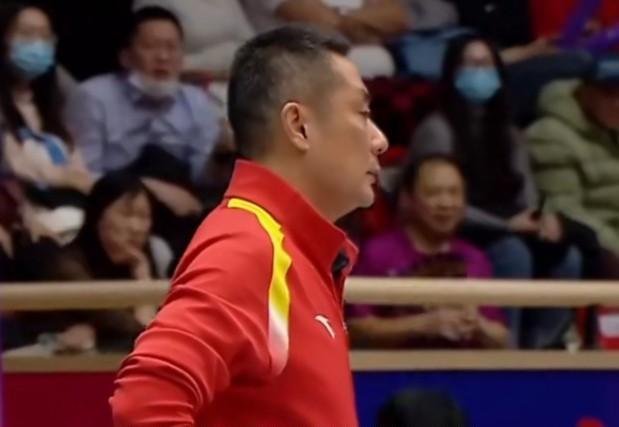 天津女排关键时不得分，陈方真是着急，没办法！赛场边的电子记分牌还在闪烁，陈方