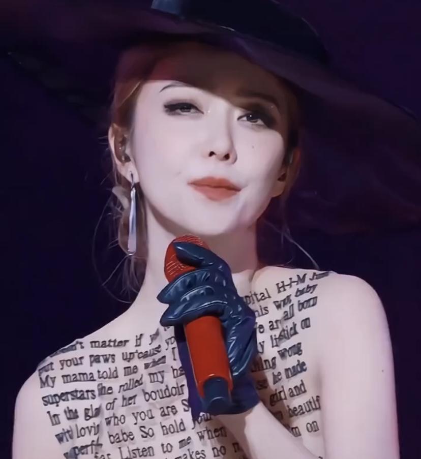 薛凯琪苏州演唱会，那英文衣服真的太显眼了！她一穿黑色透视字母上衣出场，全场粉丝