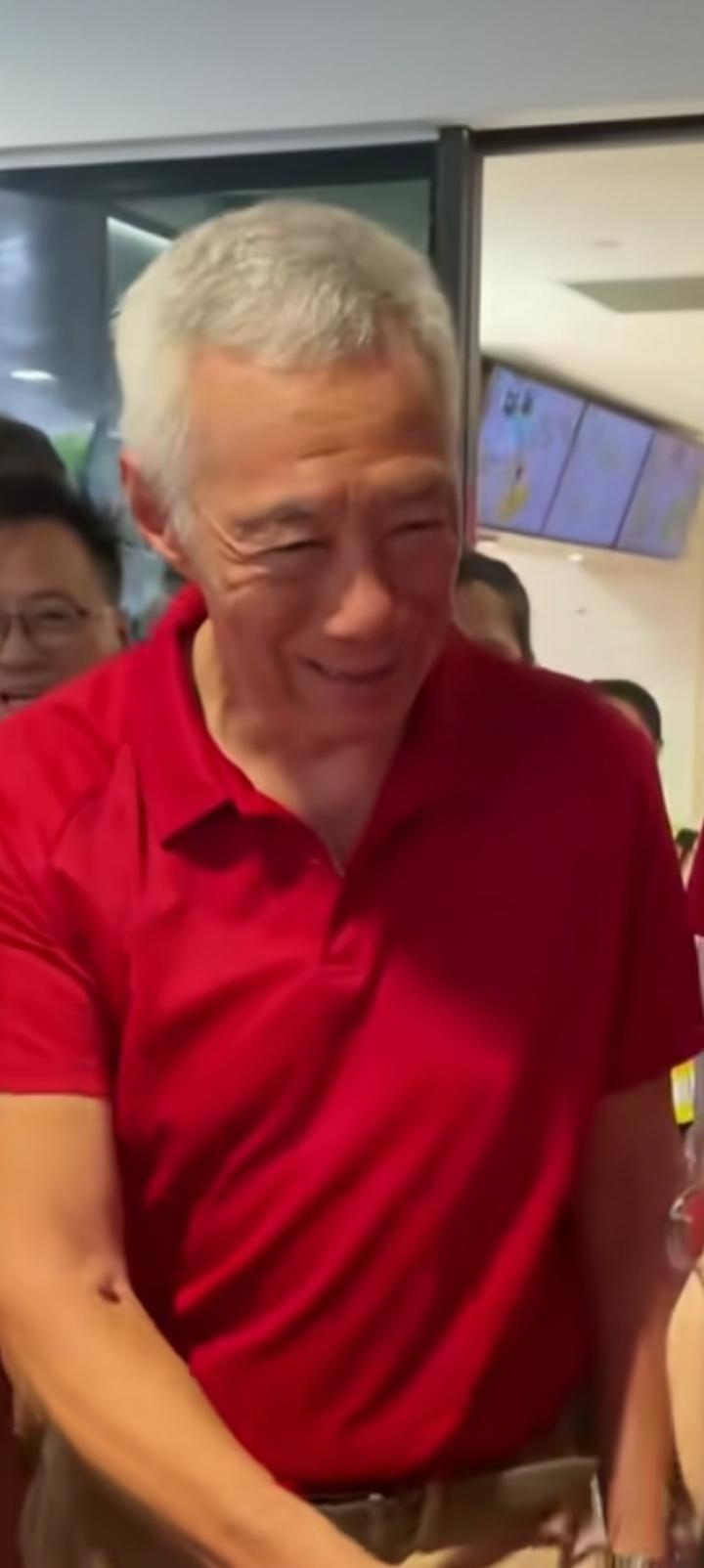 刻薄狮城，李显龙到处吹嘘新加坡成就。撤销收费站，新加坡一天也混不下去，就他们