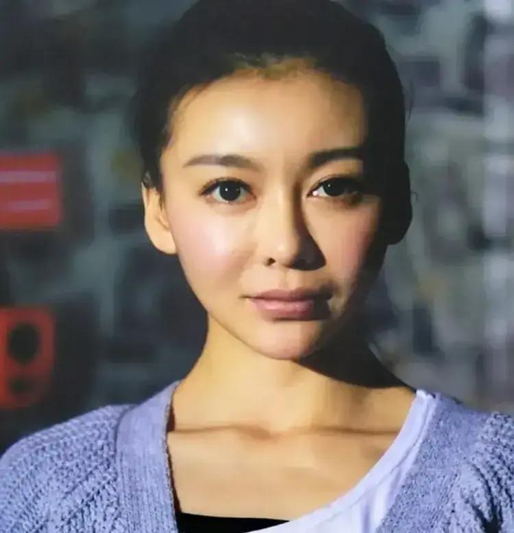 一个甘肃平凉出来的中专姑娘，削尖了脑袋想往名流圈子里挤，甚至为了一个男人推掉华谊