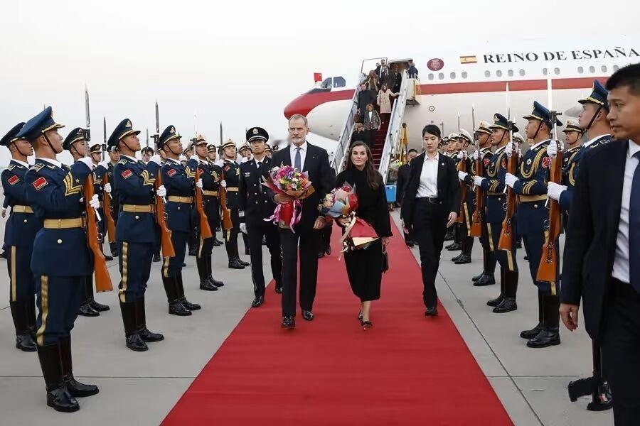 西班牙国王夫妇抵达北京机场，还抱着鲜花走机场红毯！11月11日费利佩国王与莱蒂齐