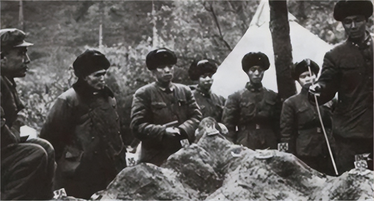 1946年，解放军为投诚的2000土匪设宴接风。席间，匪首脱下大衣，顺手挂到墙上