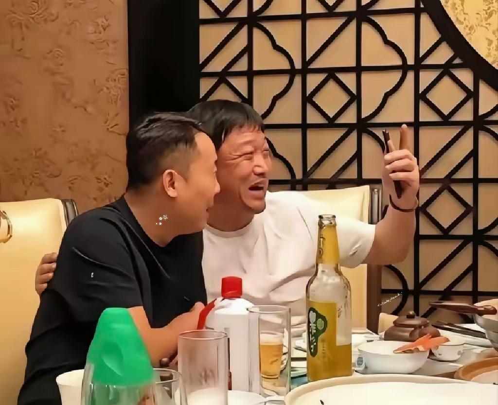 贾冰喝8+1，我忍了他吃饭期间说脏话，我也忍了。唯一让我忍不了的是，一起聚会