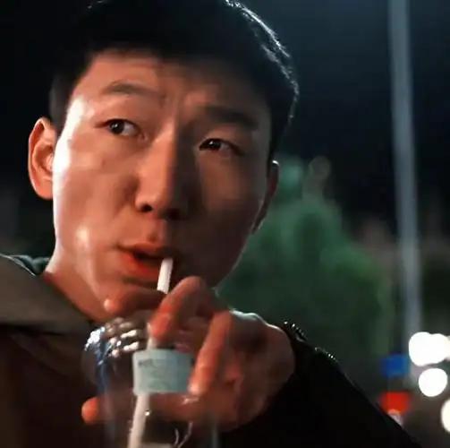 一人毁掉整部剧。” 《藏锋》豆瓣评论区，十条差评八条在说同一个人，阿如那演的