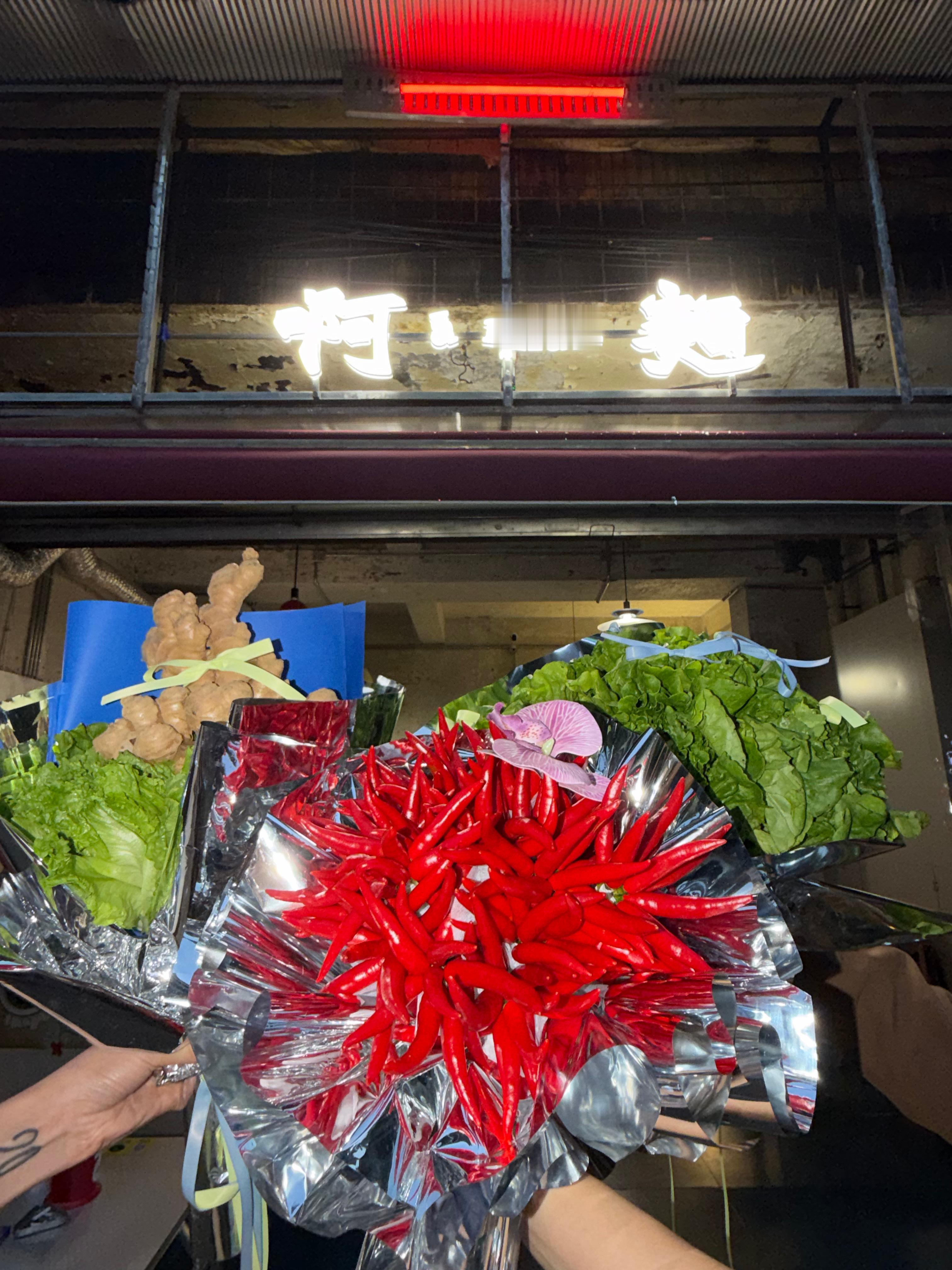 成都现在连开个面馆都这么潮了，现在还在想念鲜椒牛肉面和干拌红烧牛肉面。