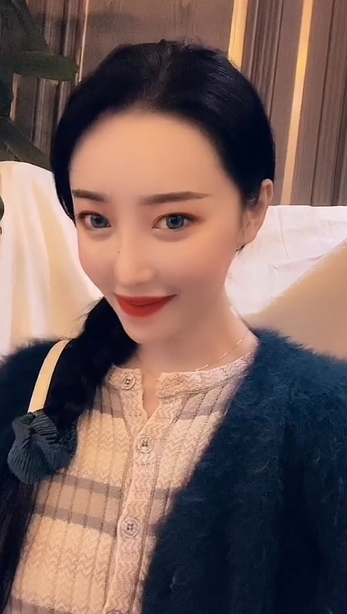 女演员肖妍倪突发疾病成植物人2021年9月，青年女演员肖妍倪在收工回家后突感不适