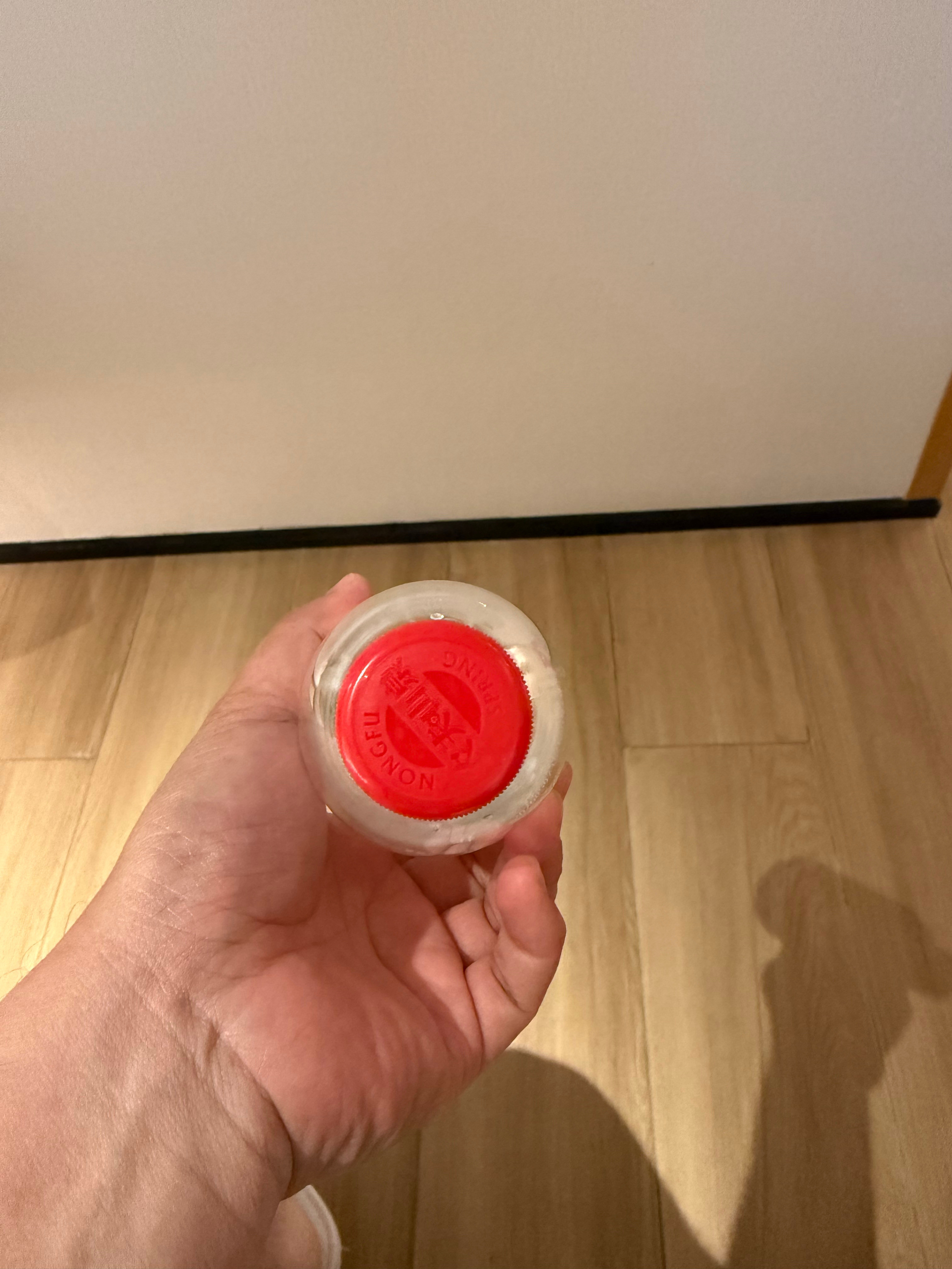 农夫矿泉水，是不是又在玩擦边球了？这新包装，一言难尽。上海