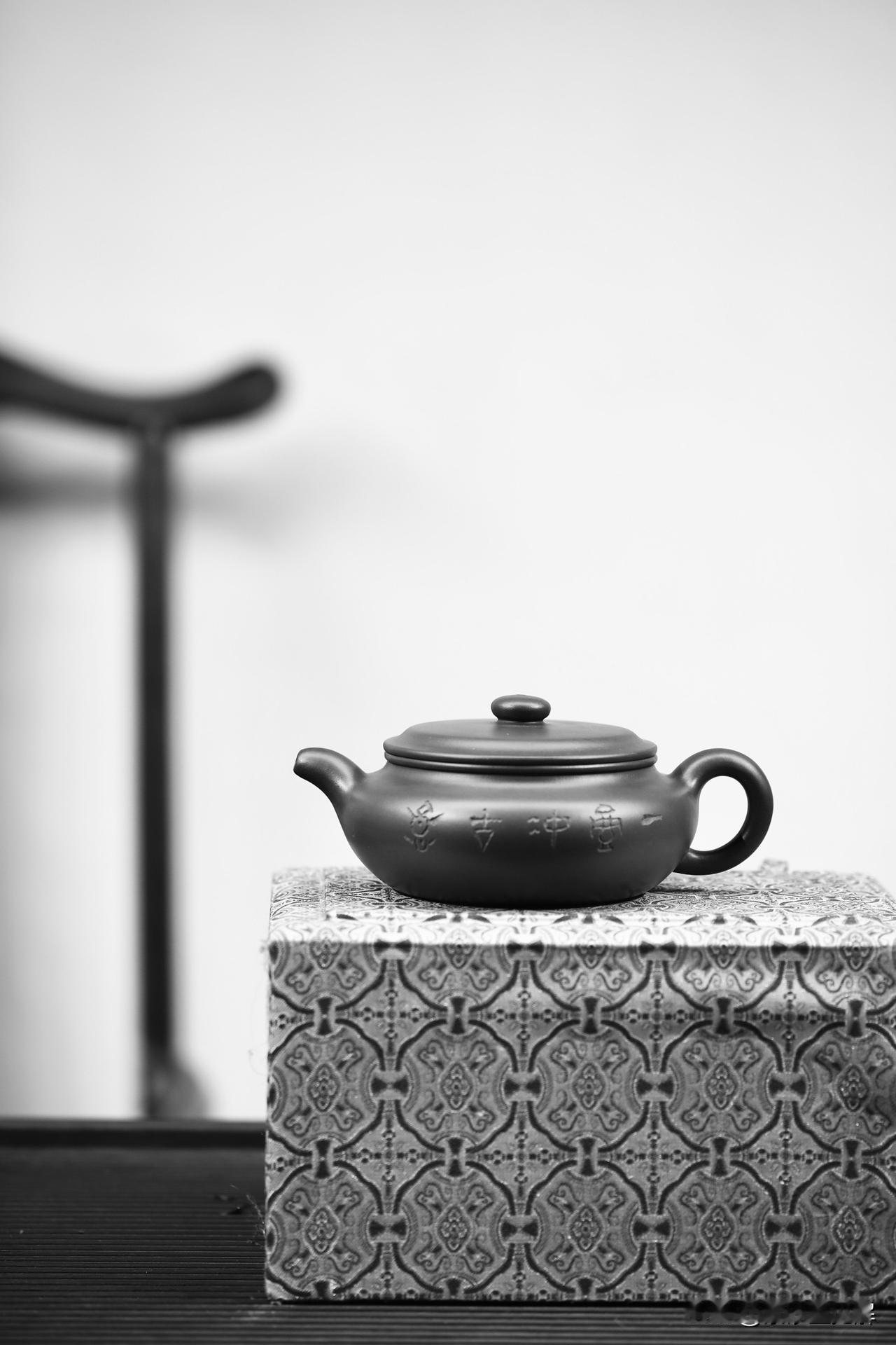 紫砂老壶茶桌上的紫砂课（对话版）老周：小陈，今天怎么想起来找我？小陈：周
