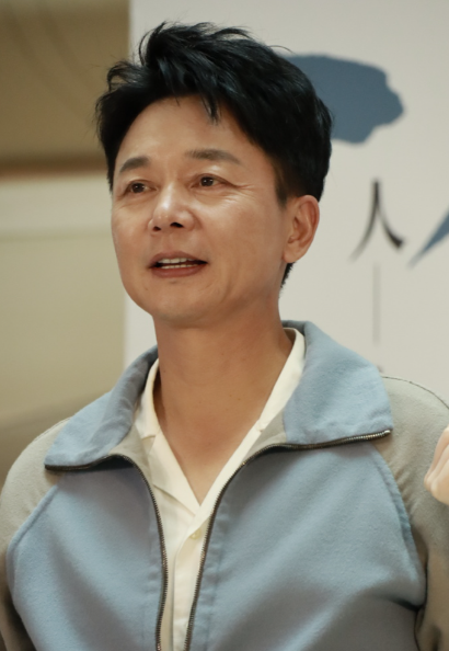 2001年，刘奕君妻子铁了心要离婚，他叹了口气说：离婚可以，你得答应我一个条件。