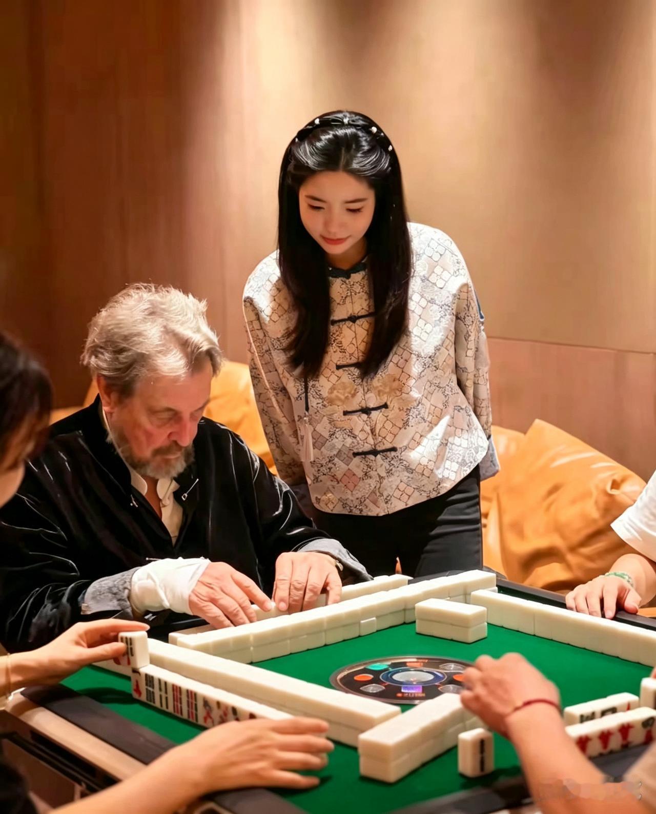 马斯克他爹在中国？我不怀疑他会打麻将，我考虑他身边那女孩和他是什么关系？