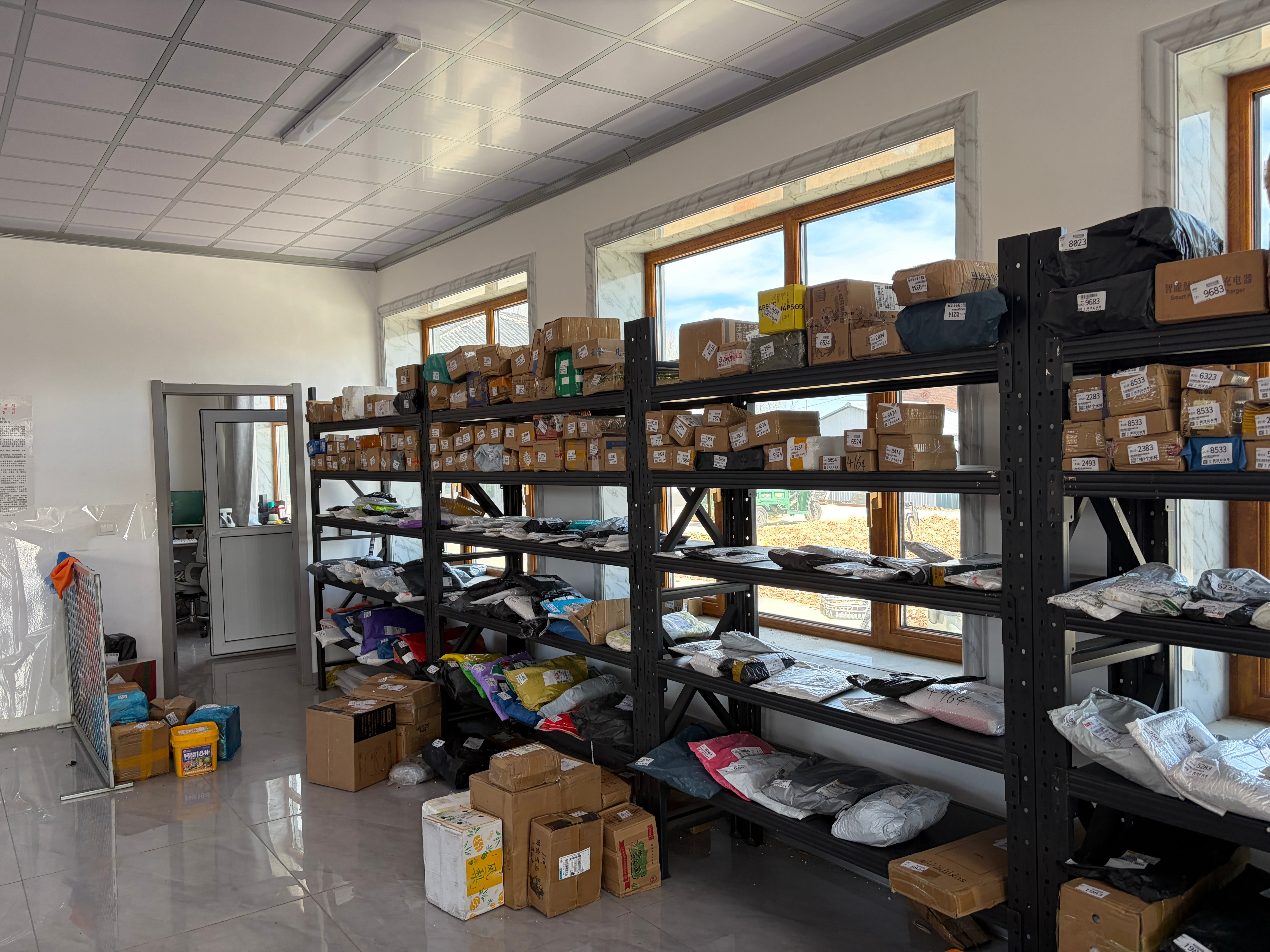 我哥想盘一个村里的快递点大家帮忙看看靠谱不？这个快递点，老板转让费是60万老板说