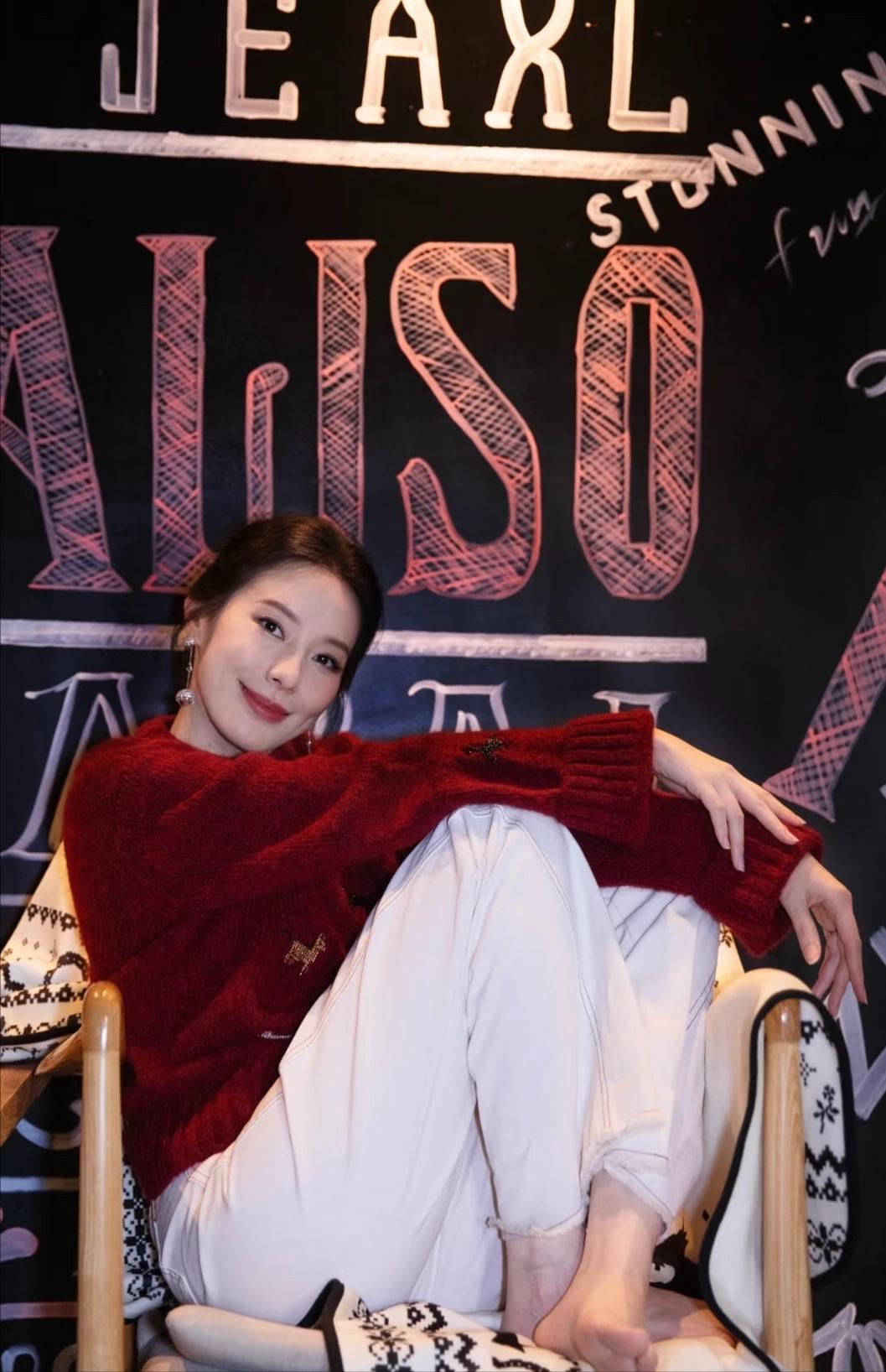 不得不说蔚来老板娘确实漂亮，特别是近两年，身上忽然散发出一股子高级感，竟越发有韵
