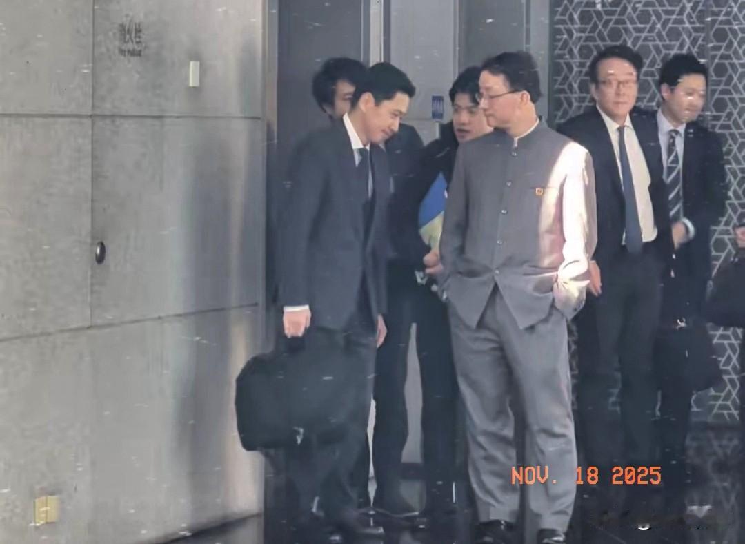 拽！我认为是有预谋的，他双手插兜的样子，压根就是故意为之，摆明了要激怒他，还有他