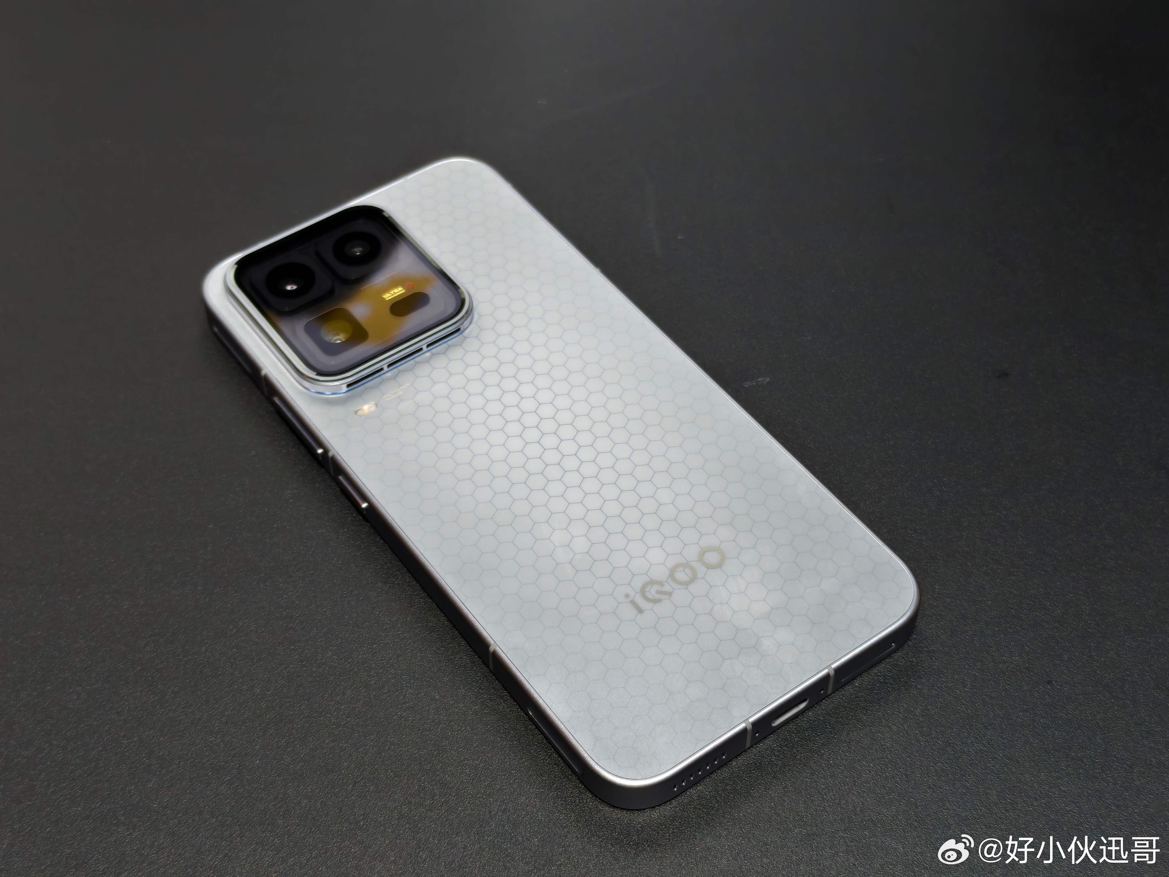 iQOO15T塞了8000mAh大电池，15Ultra是7400mAh，差了