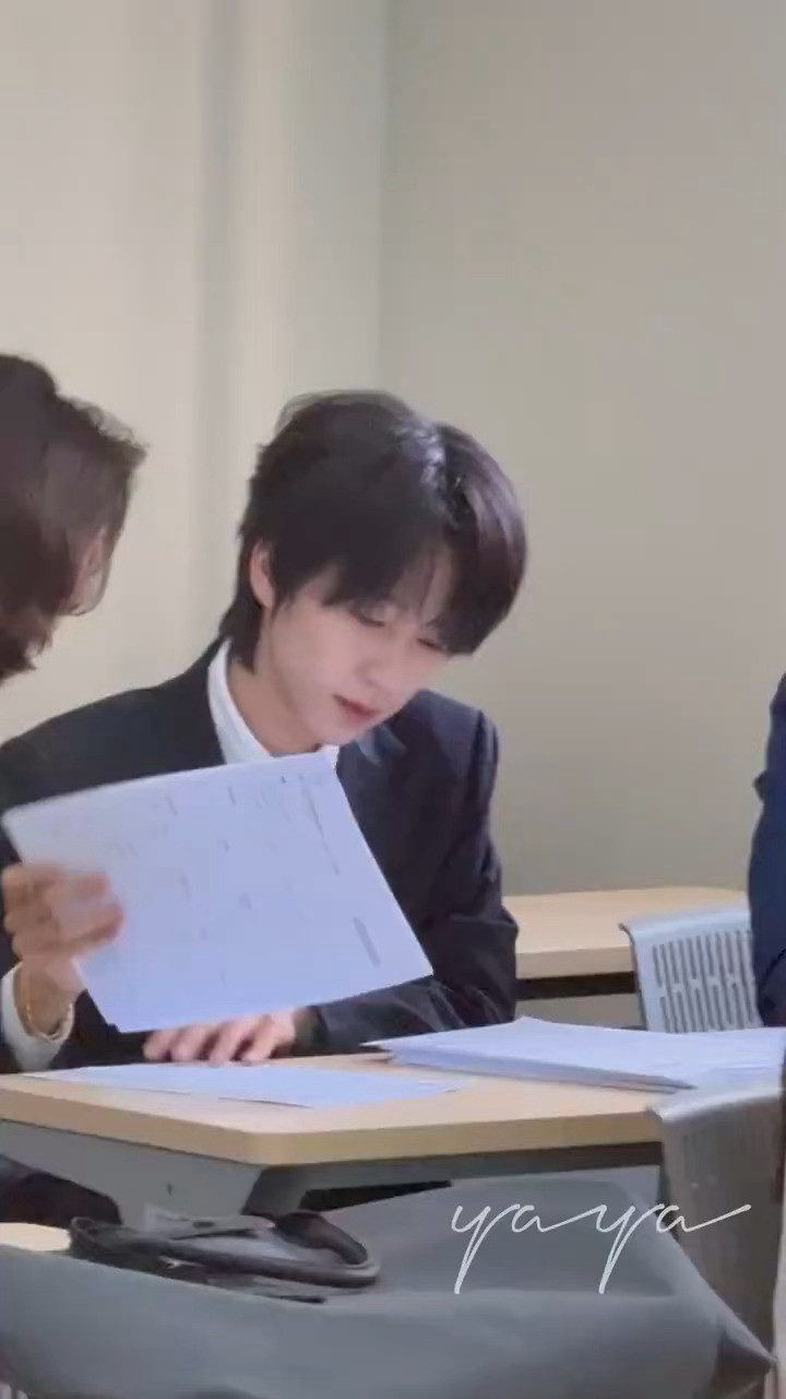 穿黑西装回中传答辩的贺峻霖咋帅成这样啊！！！