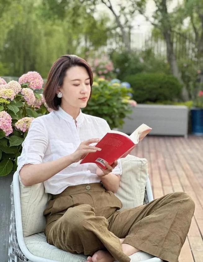 张蕾这套“无龄感”穿搭我太爱了！基础款白衬衫+灯芯绒阔腿裤，不挑身材还显气质，