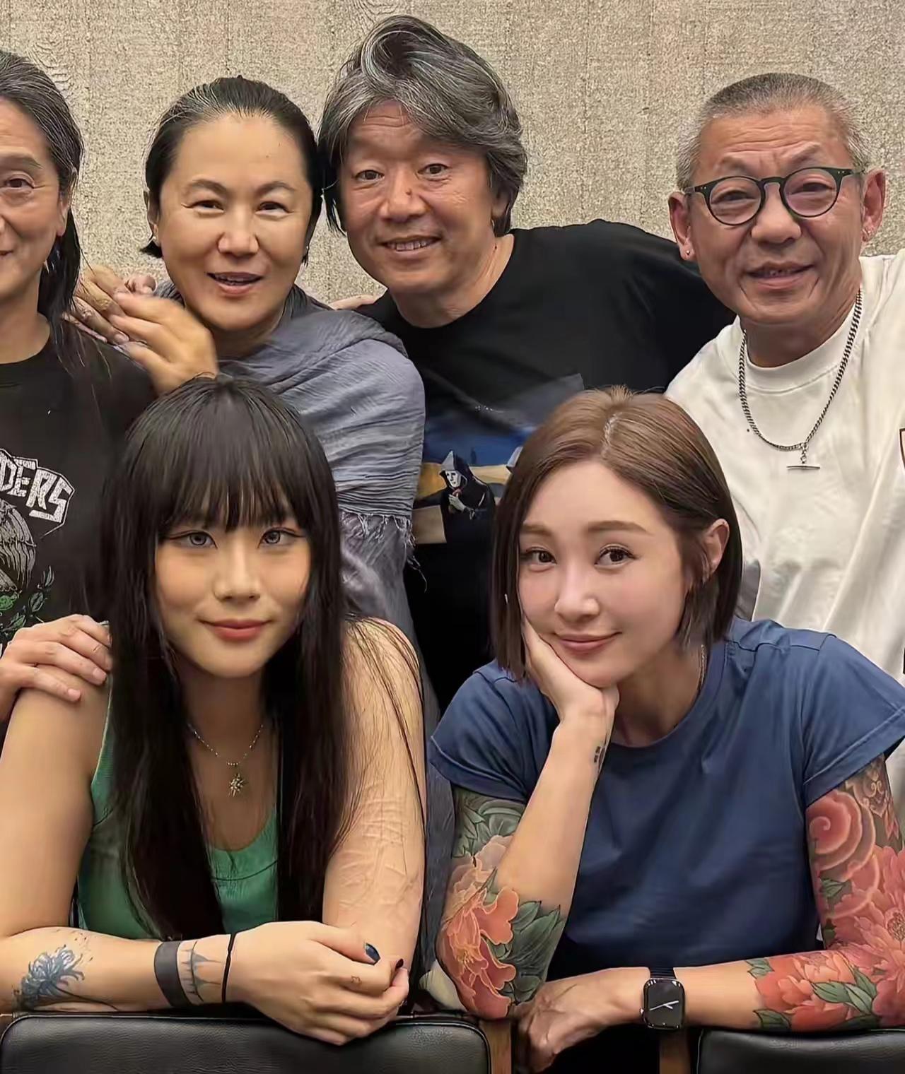 窦佳嫄给妈妈高原庆祝57岁生日的长相其实挺让人心疼的，孩子不过24岁，应该是天真