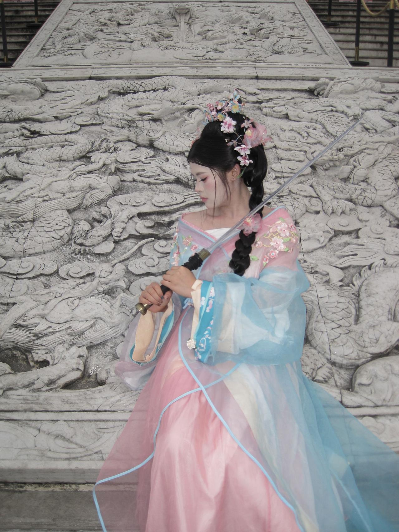 偶遇古镇，随手拍几张。汉服拍照打卡原创汉服计划汉服推荐古风汉服甜妹