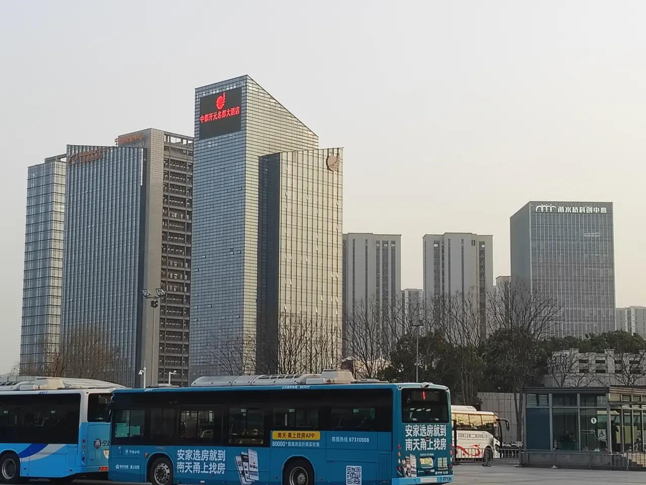 在职场中，最关键的是，做好自己的本职工作。越界的事情不要做，非本职工作，尽量不要