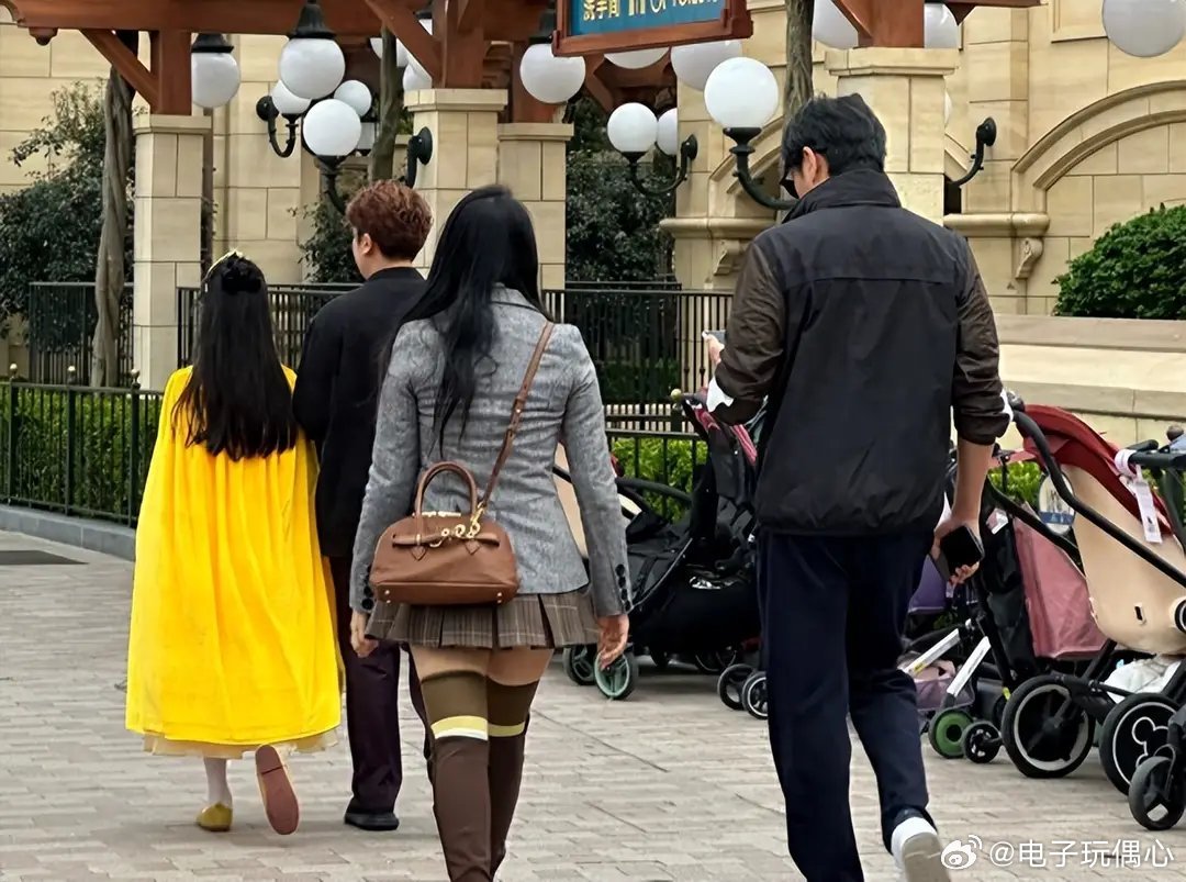 伊能静秦昊牵手逛迪士尼，58岁了还穿学院风，衣服紧绷起皱欲撑开