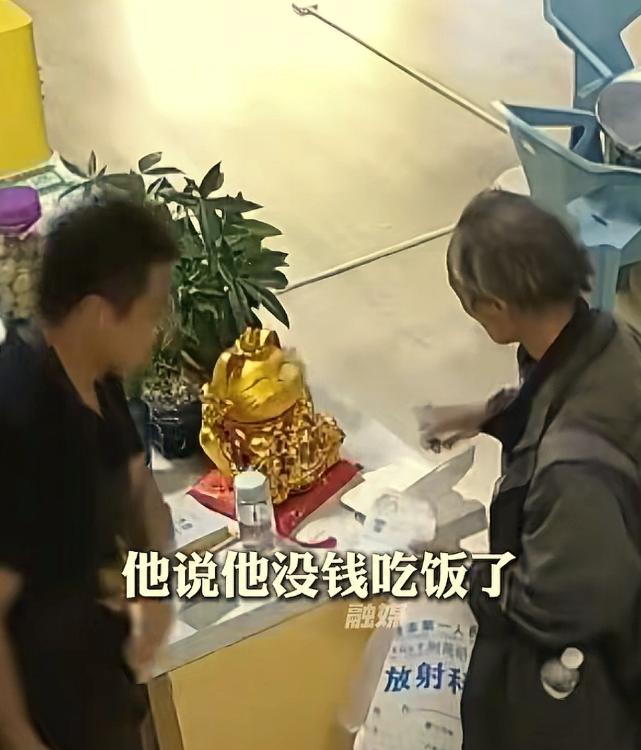 云南昭通，老人独自在医院看病没钱吃饭，带一盒冷饭进饭店。突然他跟店主说:“能不