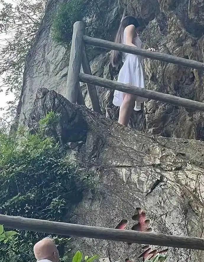 十一假期来了，爬山的时候切记不要穿裙子