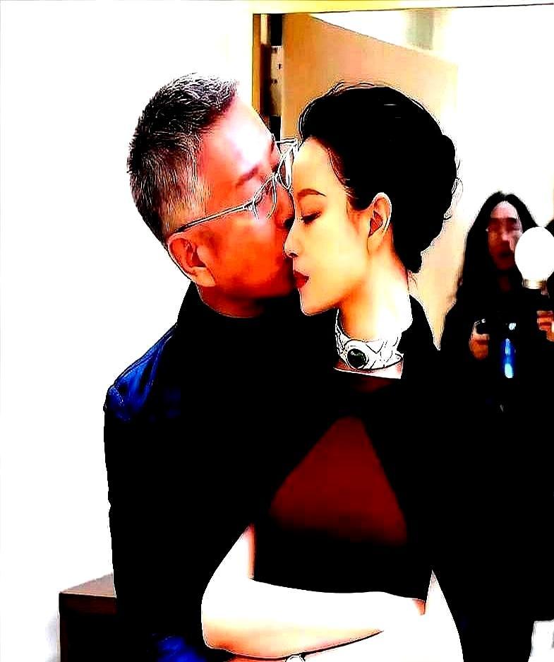 四年前，《流金岁月》里那段“吻戏”压根没真亲。陈道明就站在那儿，喉结一滚，