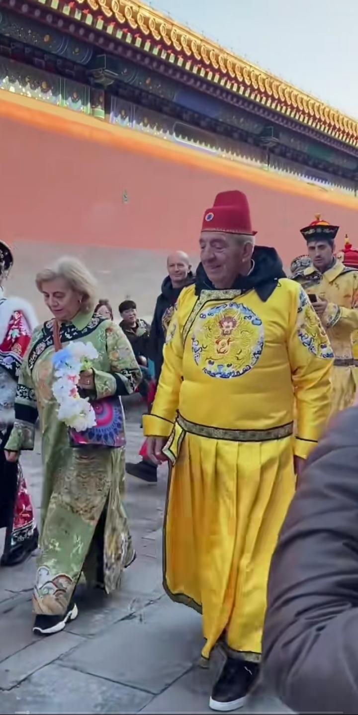 外国友人游故宫穿我国传统服饰，看上去画面太逗趣了。图一看上去也还行，图二和图