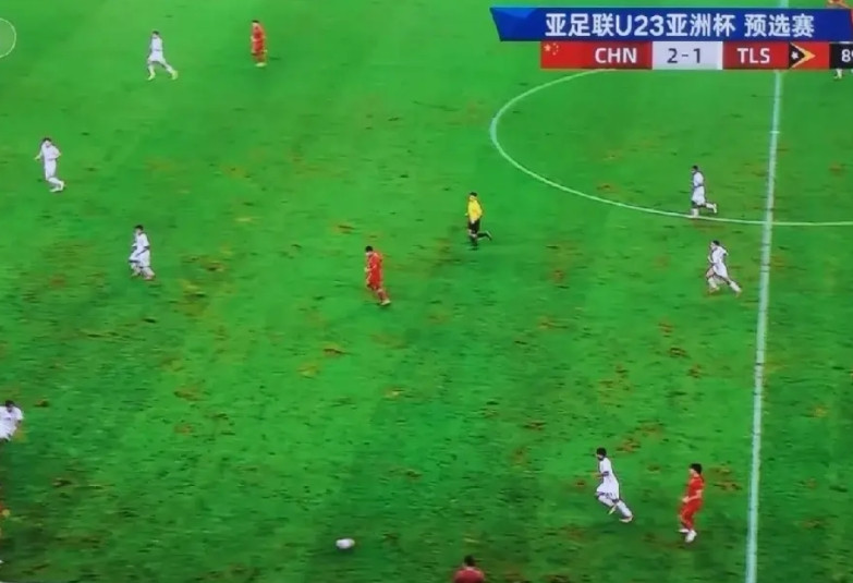 中国足协是真丢人，西安比赛场地简直就是一个菜地。花费了36亿建设的足球场，比赛