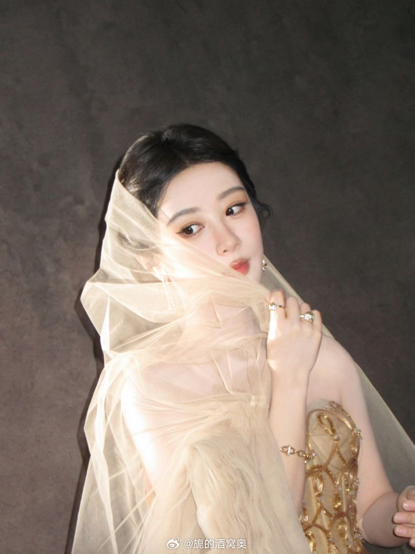 女神你轻点美！杨紫金色闪钻高定