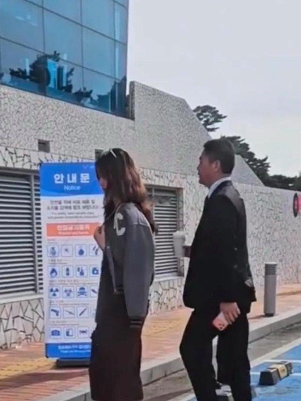 刘强东带章泽天见客户，穿4万的香奈儿外套，东哥一脸宠溺，眼神都没离开过她​