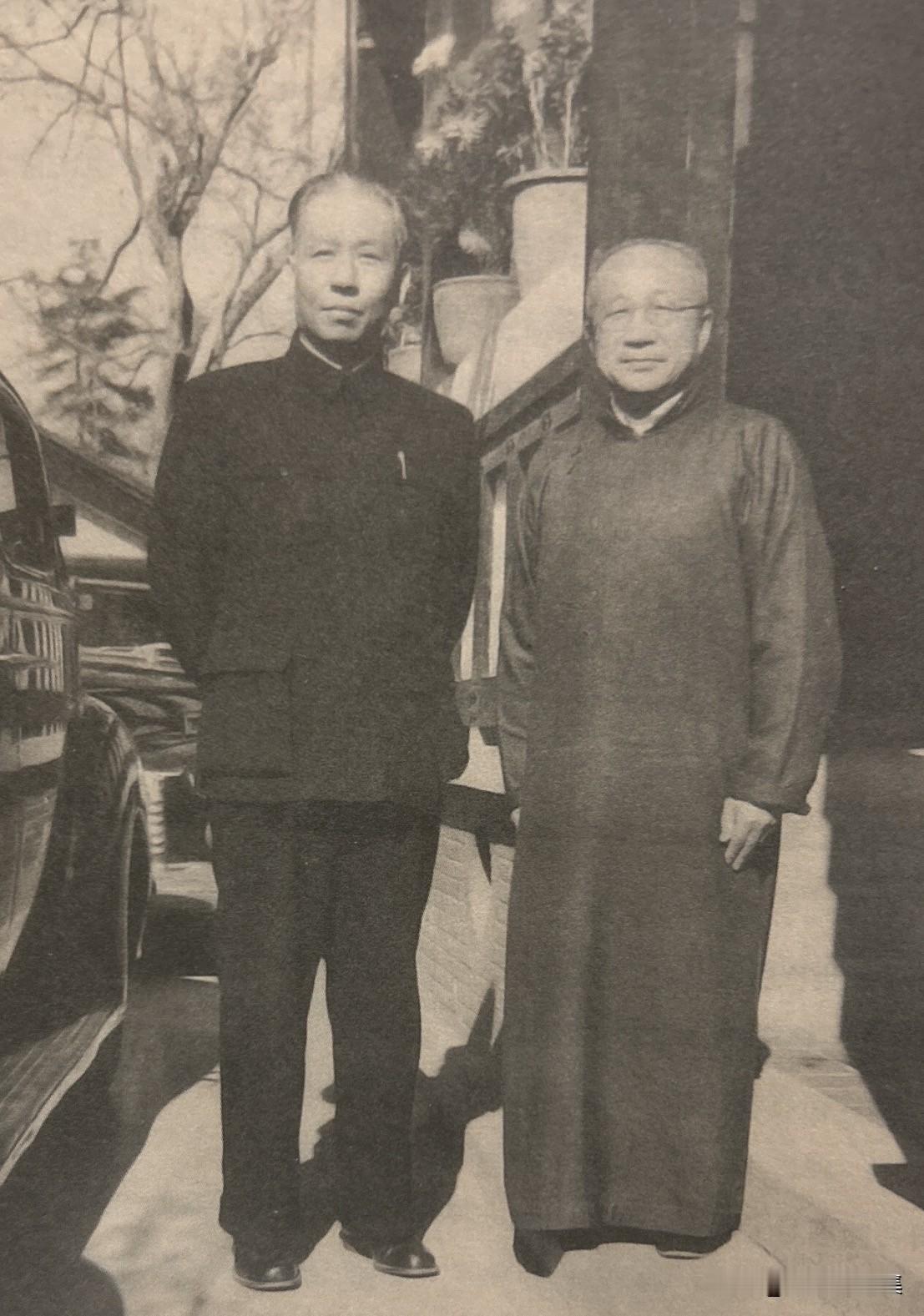 1951年11月，刘少奇看望在南京休养的张云逸。抗日战争时期，刘少奇曾担任中共中