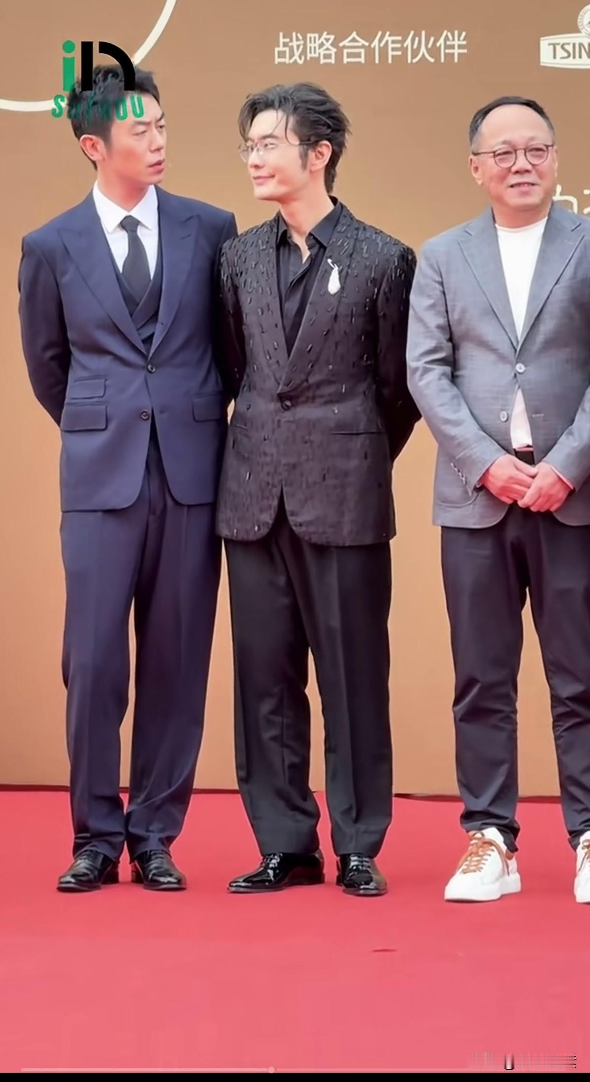 朱亚文的官方身高是1.83m，那黄晓明应该1.80m。之前传言他1.70m的