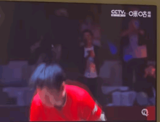 莎莎获得女单冠军后，向观众三鞠躬，表达对支持自己一路走来的球迷的感谢，这个时候的