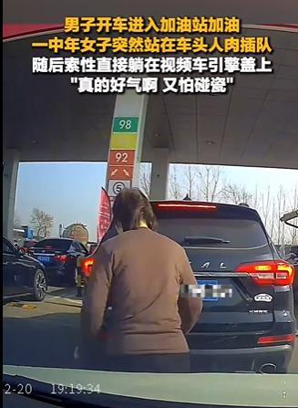 真的被泰州这位拿老脸换插队的大妈气炸了！这份没底线的“霸道母爱”，看得人满屏尴尬