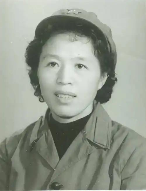 1943年，女干部罗健奉命护送科长去延安，一路紧盯对方：这人绝对有问题19