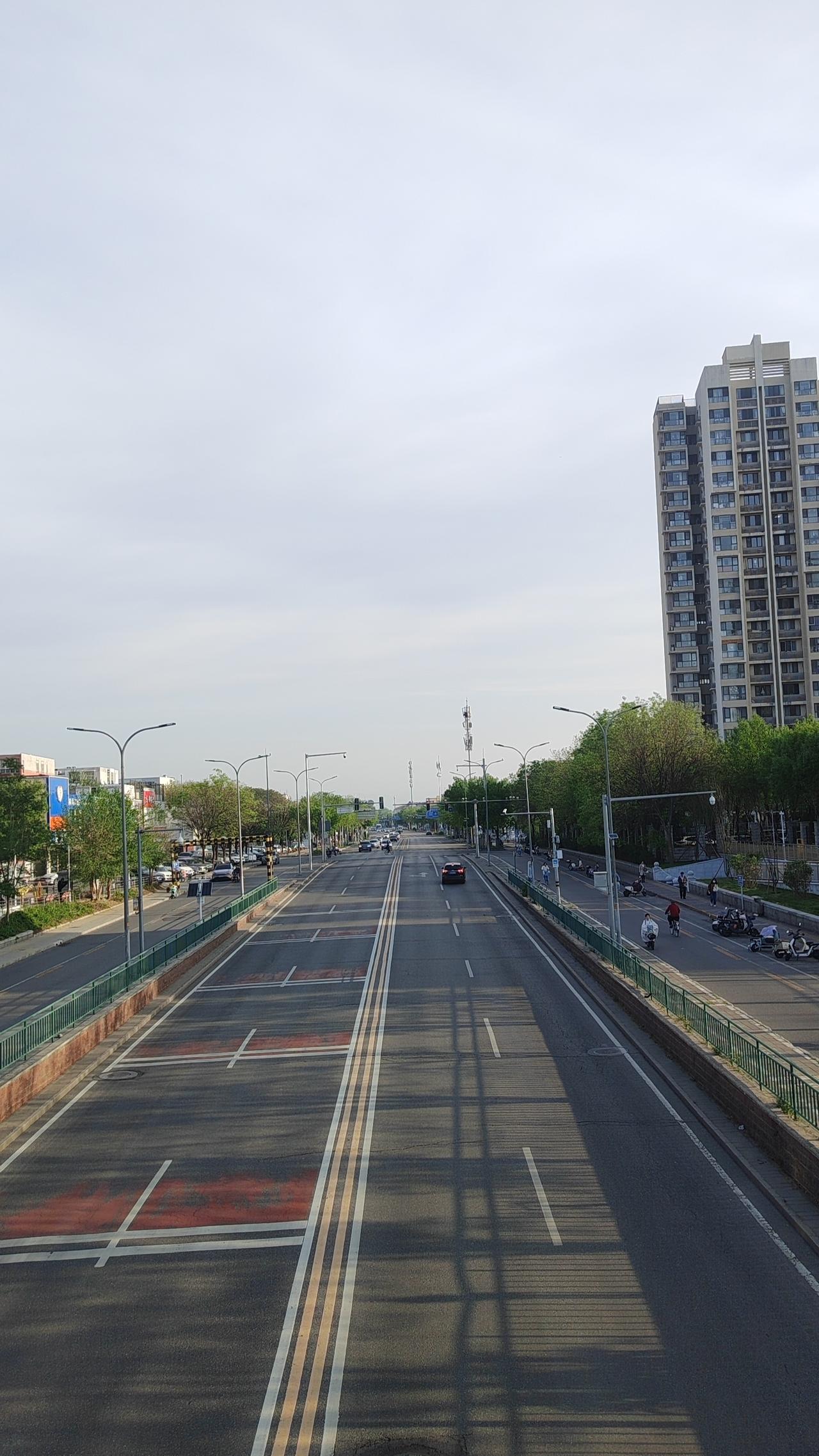 真正的强大，不是原谅别人，而是放过自己。小故事：一位女士因朋友的背叛而耿耿于