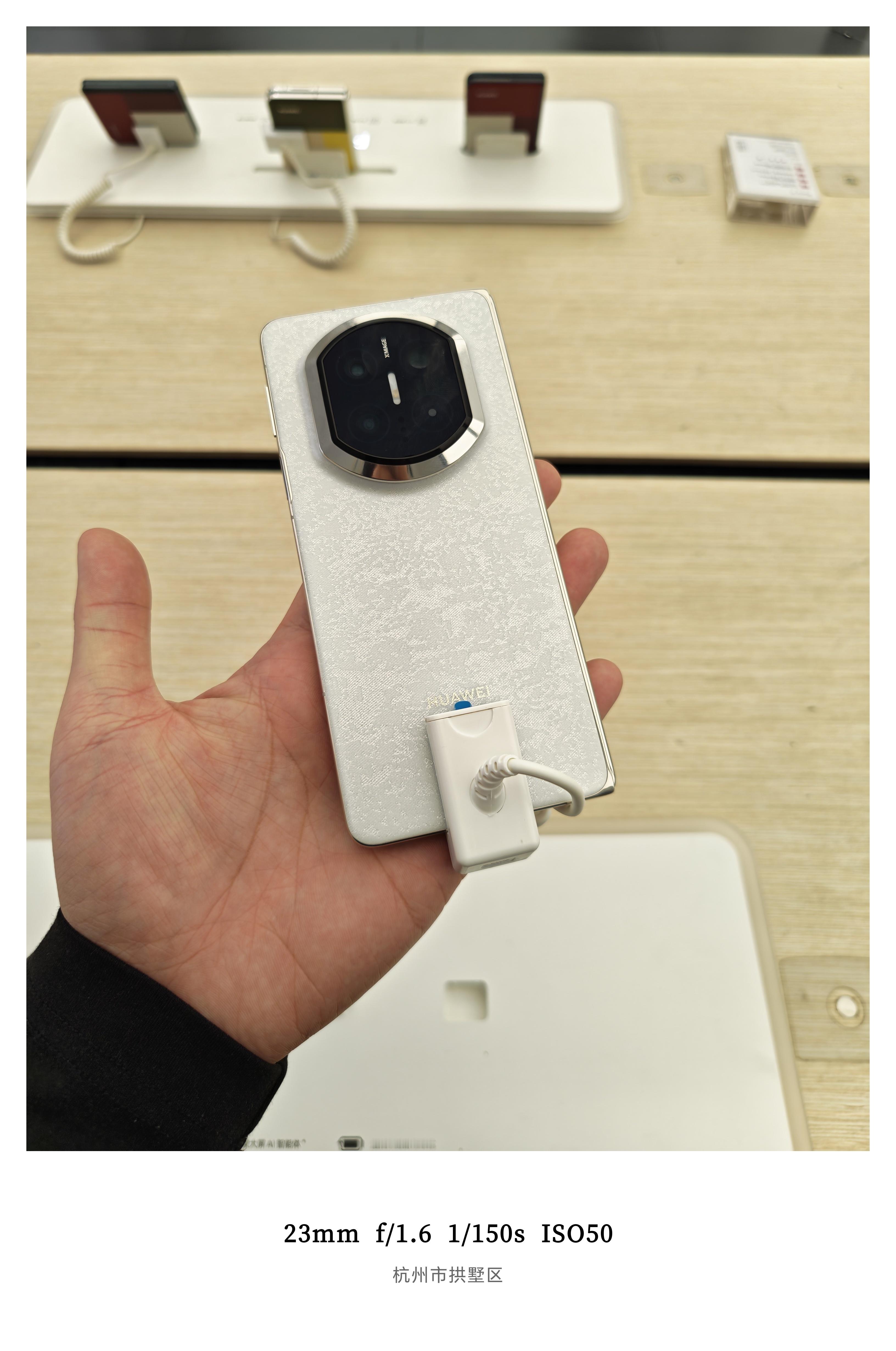 在线下第一次看mate80和X7的真机今年的质感确实做得不错，直屏设计也更加年