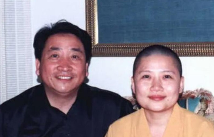 2000年，姜昆在国外偶遇已经出家的李娜，出于好奇，姜昆问她：“你到底为什么出家