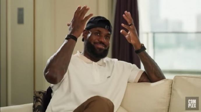 詹姆斯亲口承认宣布破产！NBA超级巨星勒布朗中国行期间接受了采访。主持人问：