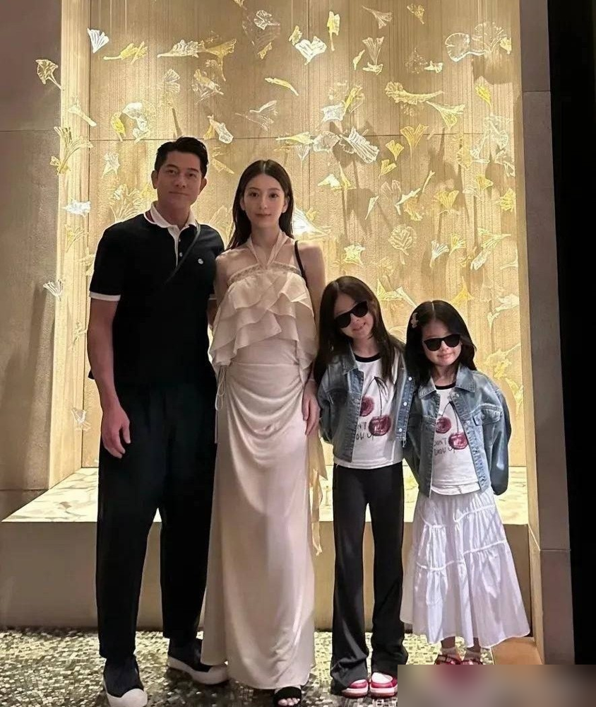 郭富城把三胎女儿正面照直接甩出来了，评论区瞬间炸锅。那孩子大眼睛高鼻梁，跟洋娃娃一模一样。这边刚晒完