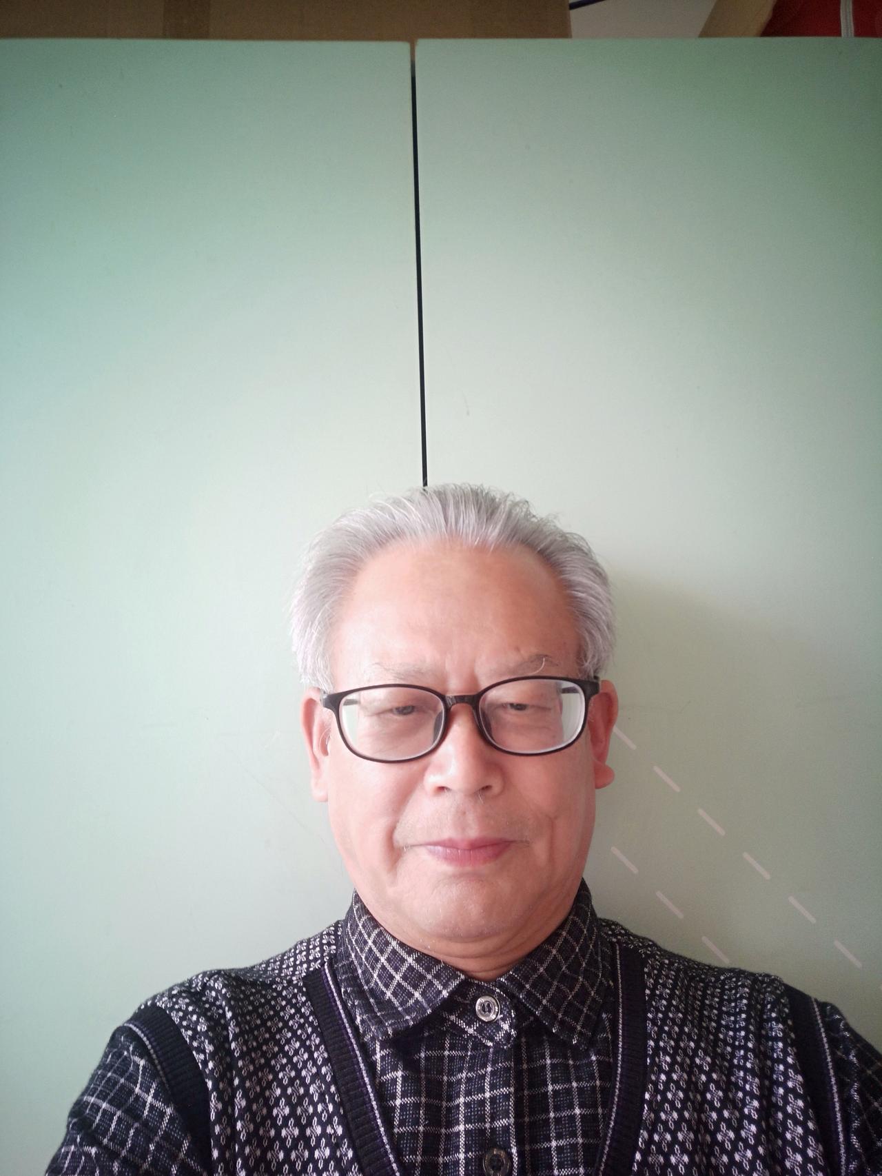 墨香五彩约赏灯，字字玑珠响银屏。写景抒情扣题旨，联想丰盈绕古今。最是颔联春意暖，